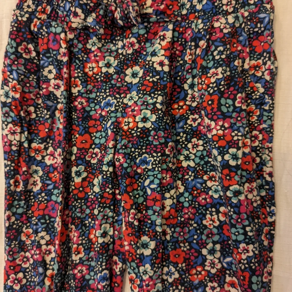 Gap girls pants bundle size 5 floral light jogger and paint splatter jeans